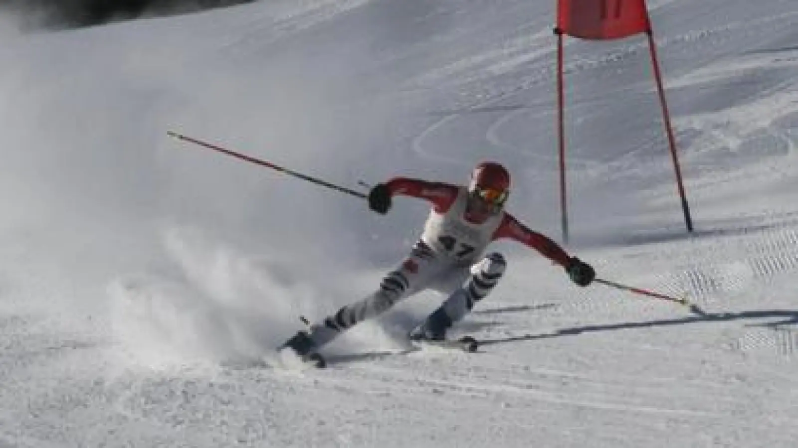 Sie gehen   bei der Aichacher Ski-Stadtmeisterschaft am Samstag als Titelverteidiger an den Start: Birgit Rümmelein (rechtes Foto) und Jonas Ruisinger.	Fotos: Reinhold Rummel (Fotos: Reinhold Rummel)