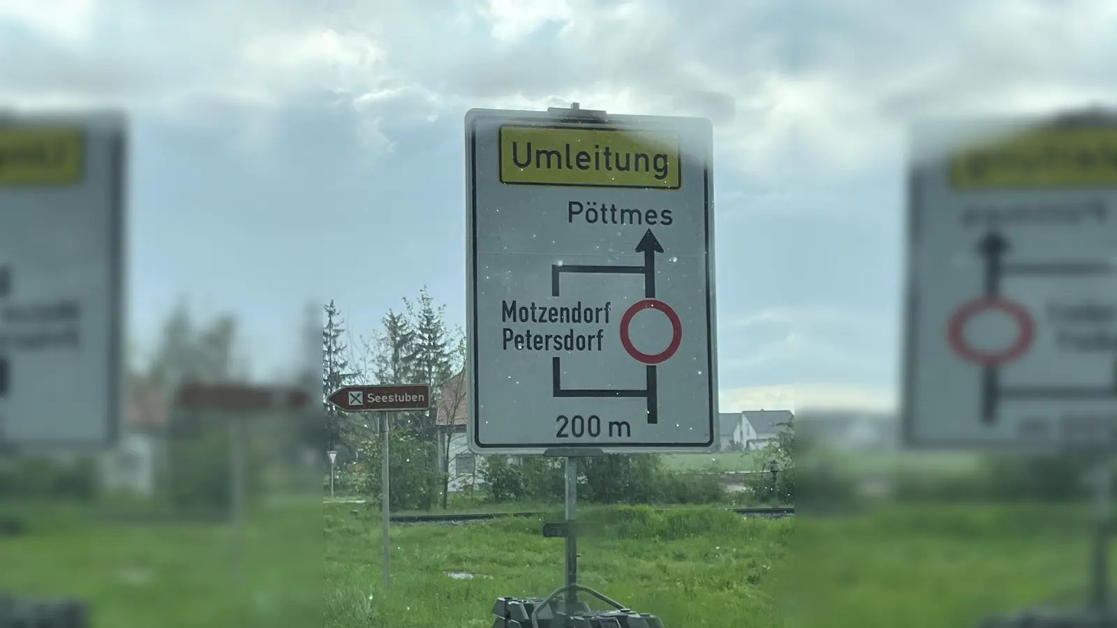 Am Bahnübergang Radersdorf führt ein Umleitungsschild über Motzendorf und Petersdorf nach Pöttmes. Das verwirrt sogar Ortskundige.  (Foto: privat)