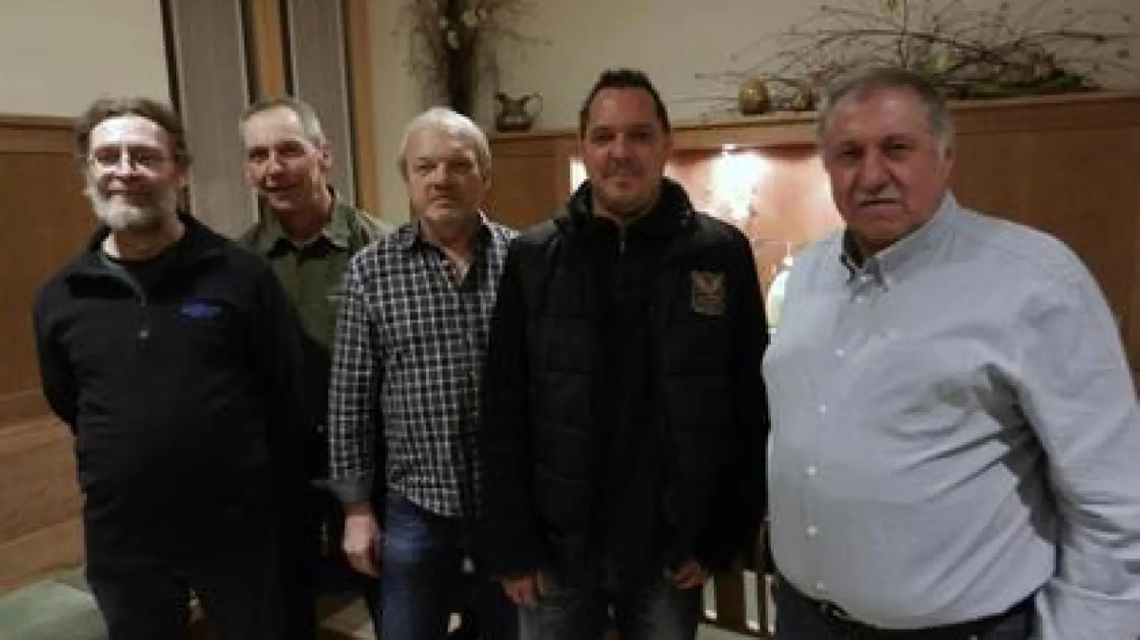 Für 15 Jahre Mitgliedschaft bei den Fischern   wurden Siegfried Haberland, Franz Xaver Moser, Werner Frank, Michael Finkl und Günter Geng geehrt (von links).