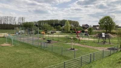 Der Spielplatz in Walchshofen wurde umfangreich erweitert und mit neuen Spielgeräten aufgerüstet. Er könnte Musterbeispiel für andere Freizeitflächen im Stadtgebiet werden. Die offizielle Eröffnung ist für das Pfingstwochenende geplant. (Foto: Stadt Aichach)