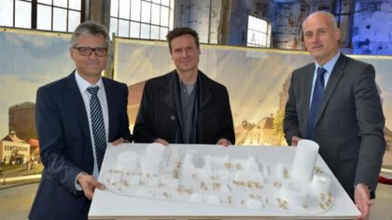 Stadtwerke-Geschäftsführer Alfred Müllner   (von links), der Kaufmännische Direktor des Theaters Augsburg Friedrich Meyer und Kulturreferent Thomas Weitzel mit einem Modell des Gaswerksgeländes.