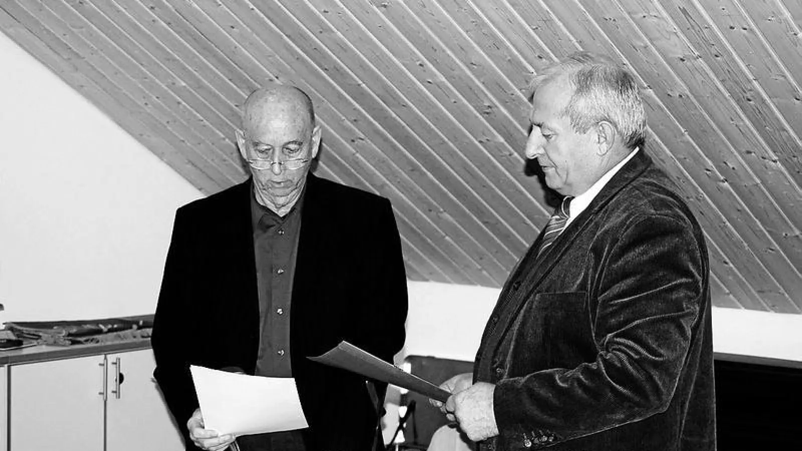 &lt;p&gt;  &lt;x_bildunterschr&gt;  &lt;b&gt;Berthold Schmitt  &lt;/b&gt;(links) wurde am Dienstagabend von Bürgermeister Josef Schwegler als neuer Gemeinderat in Obergriesbach vereidigt.  &lt;tab/&gt;  &lt;tab/&gt;Foto: Alfred Haas &lt;/x_bildunterschr&gt;  &lt;/p&gt;