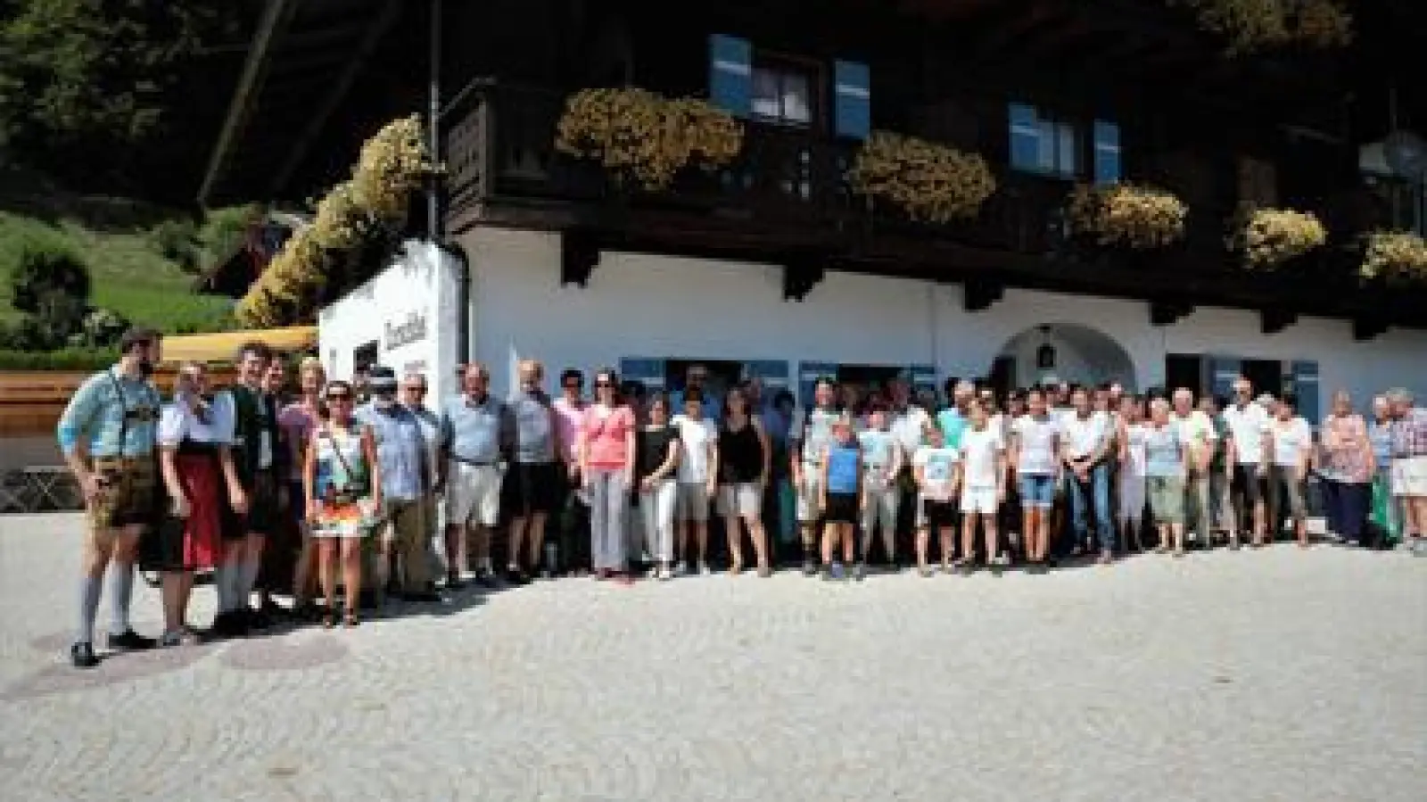 Alle 65 Teilnehmer   der jüngsten Leserfahrt der AICHACHER ZEITUNG vor dem Etzerschlössl in Maria Gern.