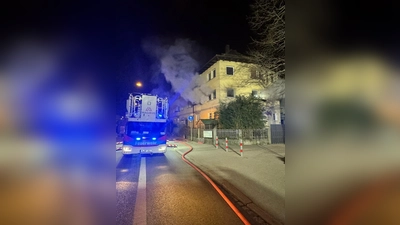 Zu einem Zimmerbrand ist die Berufsfeuerwehr Augsburg in der Nacht auf Donnerstag in die Langenmantelstraße ausgerückt. (Foto: Berufsfeuerwehr Augsburg)