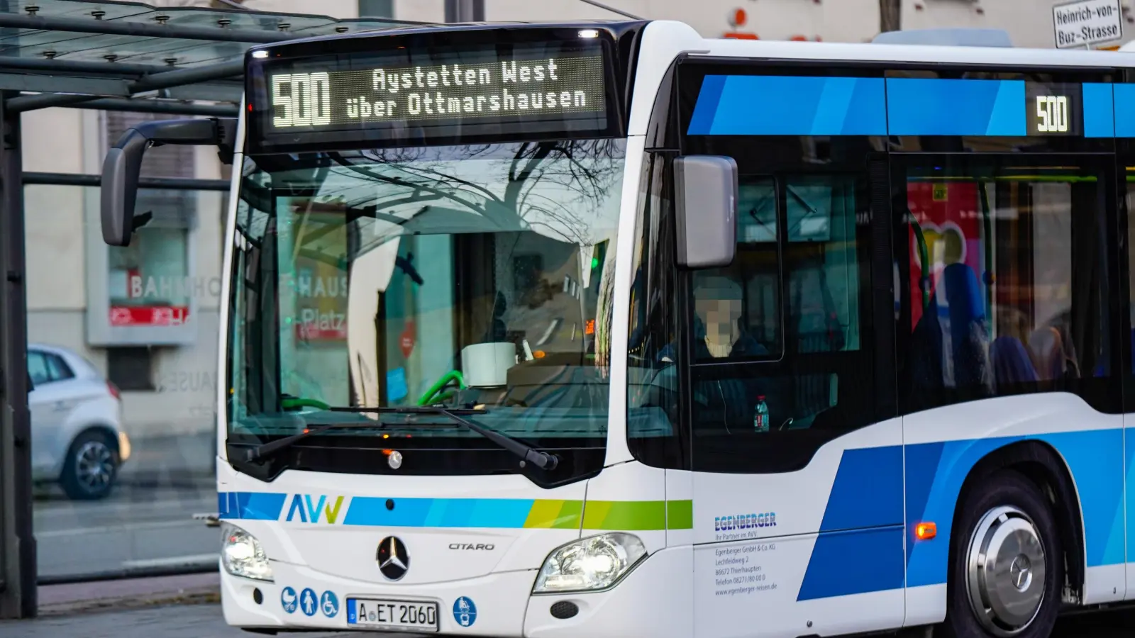 Der Bus muss, um auf die A8 zu gelangen, bis Adelsried zunächst in die entgegengesetzte Richtung steuern, um dann wieder nach Osten in Richtung Augsburg zu fahren. Die Umleitung über die Autobahn sei jedoch die einzige Möglichkeit, den Regionalbusverkehr auf der Linie 500 von und nach Aystetten aufrecht zu erhalten, heißt es vom AVV. (Foto: mjt)