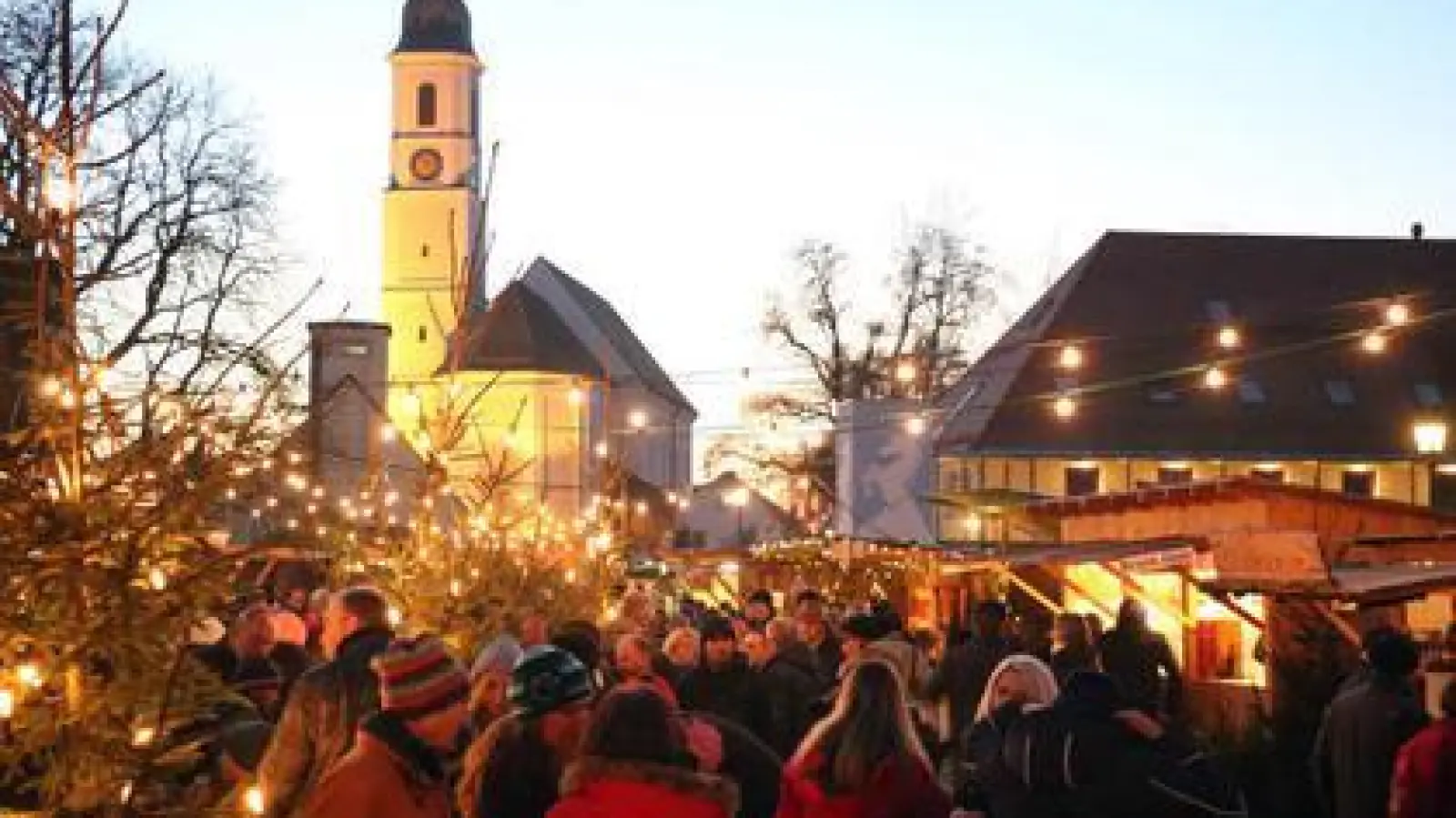 Der Affinger Weihnachtsmarkt   hat nichts von seiner Anziehungskraft verloren. Schon am ersten Wochenende drängten die Besucher auf den Schlossplatz.	Foto: Josef Abt (Foto: Josef Abt)
