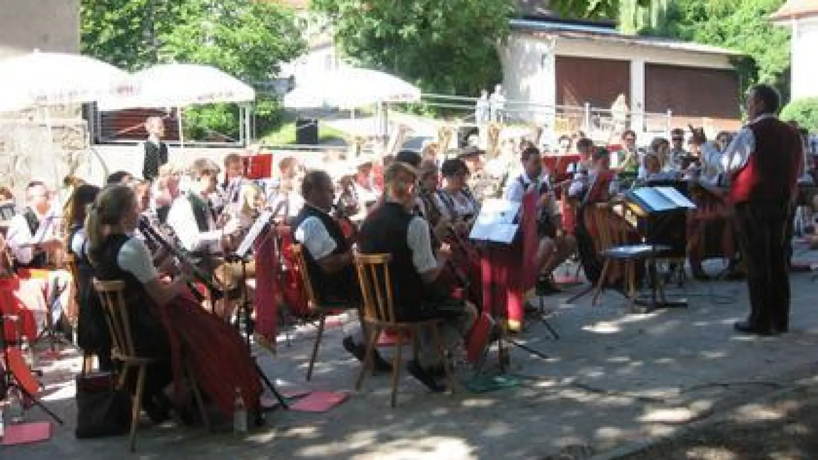 Ein abwechslungsreiches Programm   bot der Musikverein Altomünster unter der Leitung von Sepp Rast seinen Gästen beim Sommerkonzert.	Foto: Gisela Huber (Foto: Gisela Huber)