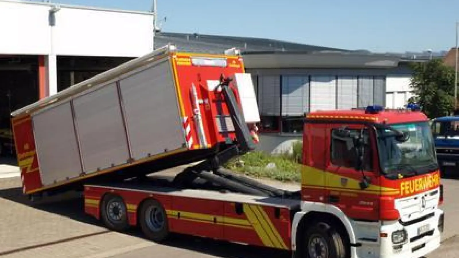 Ein Fahrzeug   mit Wechselladerkonzept soll die Aichacher Feuerwehr demnächst erhalten. Es kann mit Containern für unterschiedliche Einsätze aufgerüstet werden.     	Foto: Sirch GmbH (Foto: Sirch GmbH)