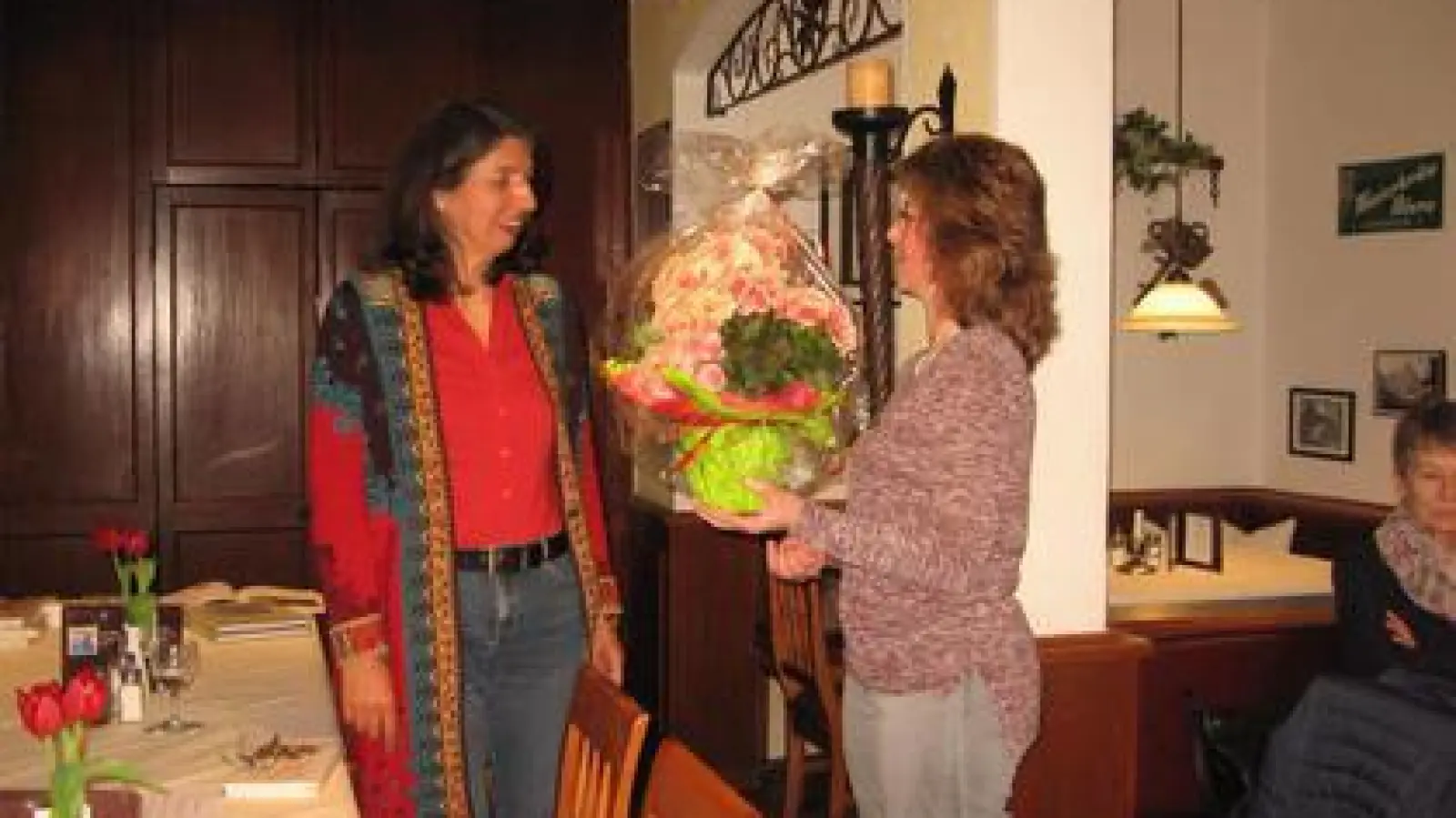 Dr. Annegret Braun   (links) erhielt von Angela Loibl einen Blumenstrauß. 	Foto: Gisela Huber (Foto: Gisela Huber)