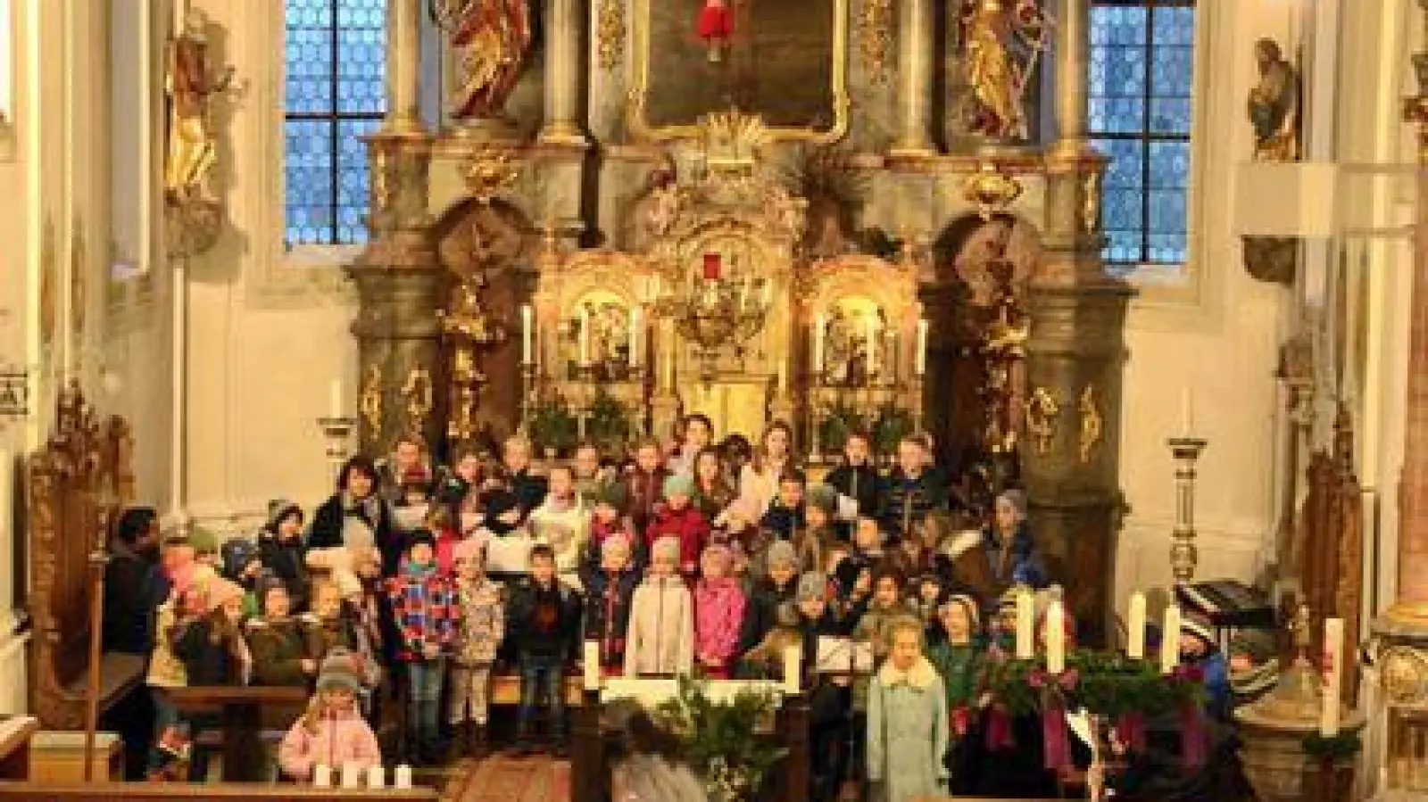 Mit über 60 Kindern   hatte sich die Grundschule im Altarraum versammelt. 	Foto: Josef Abt (Foto: Josef Abt)