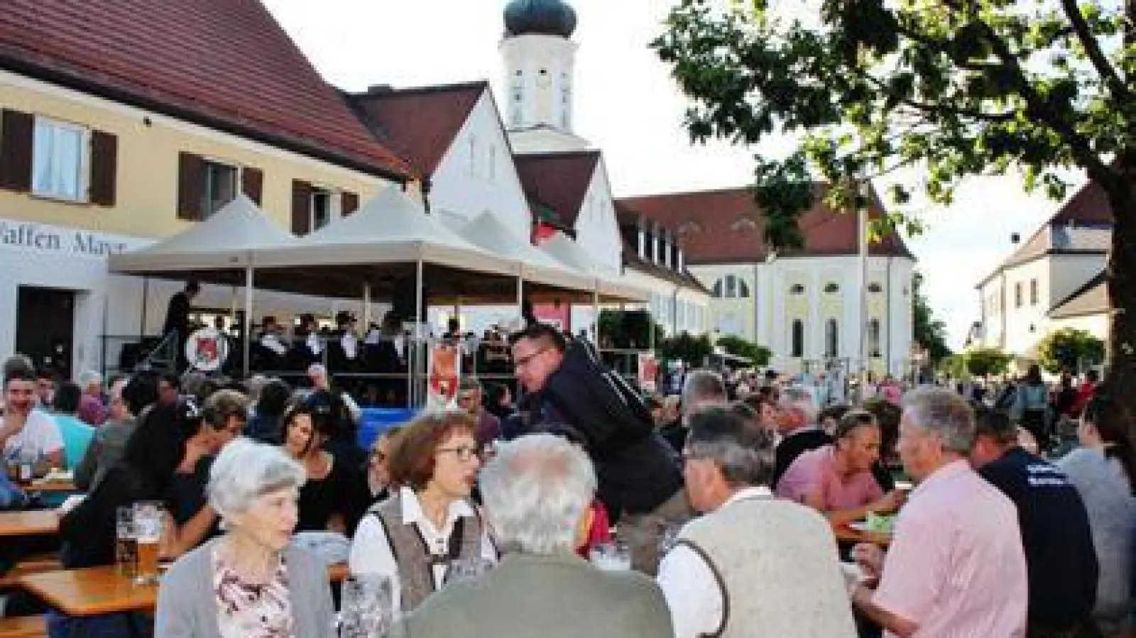 Gut besucht   war am Samstag wieder das Marktfest in der guten Stube von Kühbach. Der Musikverein sorgte musikalisch für beste Stimmung.	Fotos: Franz Hofner (Fotos: Franz Hofner)