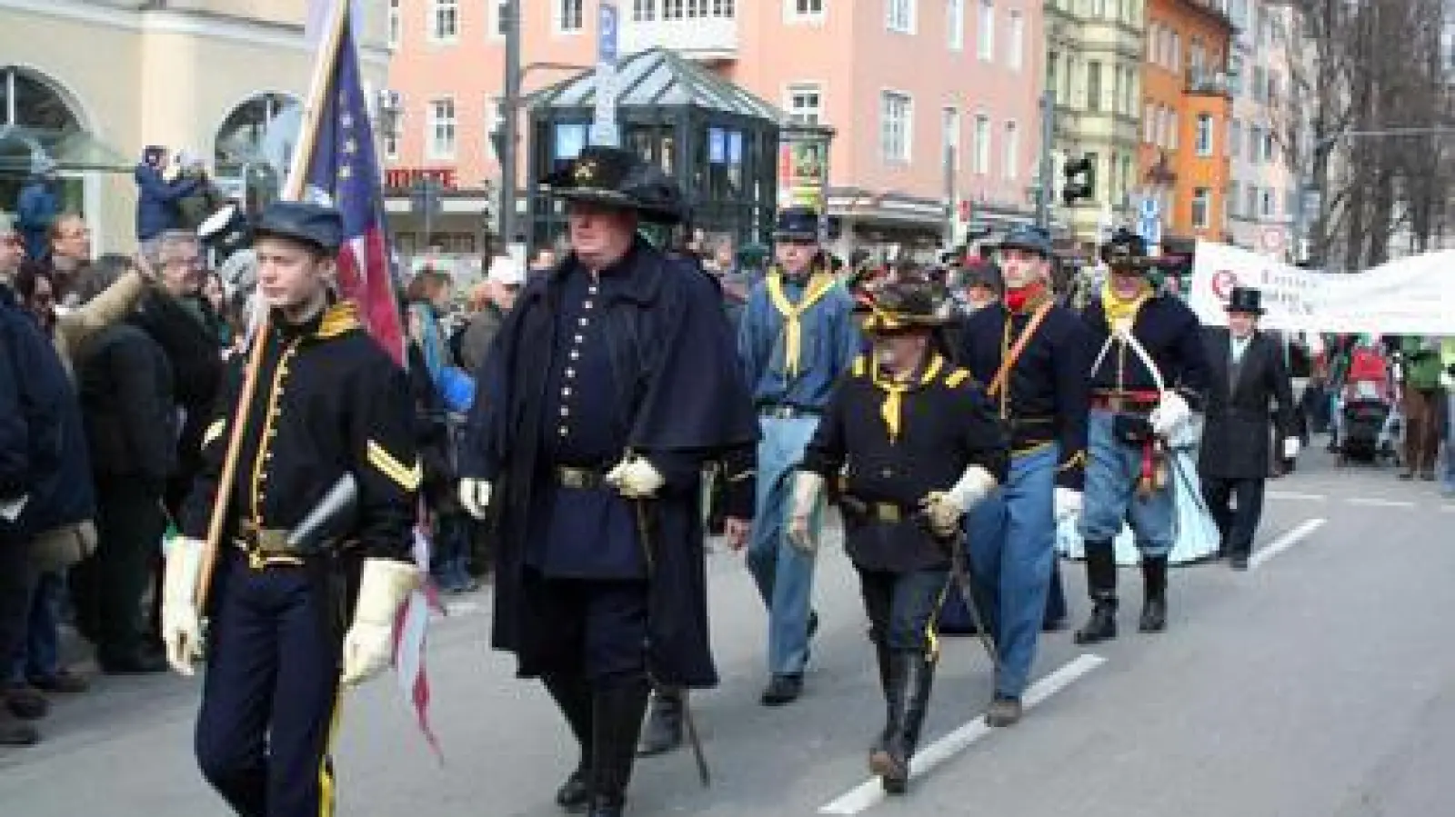 Die Mitglieder   der „2nd US-Cavalry” aus der Western-City nahmen an der Parade zum Sankt Patrick&#39;s-Day auf der Münchner Leopoldstraße teil.