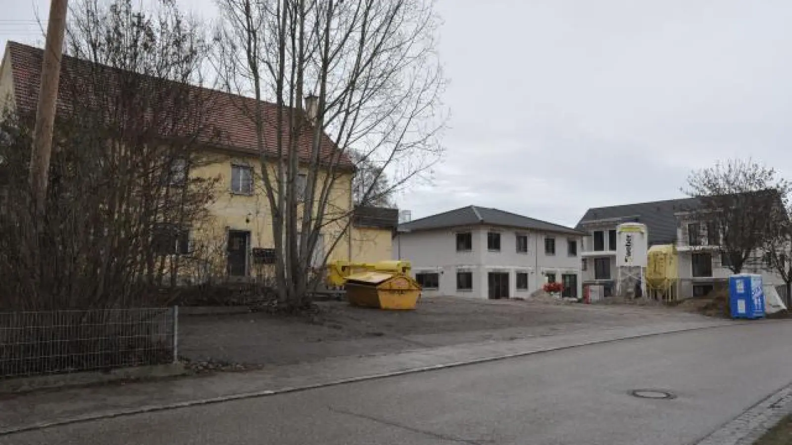 Der Bergwirt   - das gelbe Gebäude links - ist seit 2015 die große Flüchtlingsunterkunft in Peutenhausen. 	Foto: Bernd Hofmann (Foto: Bernd Hofmann)