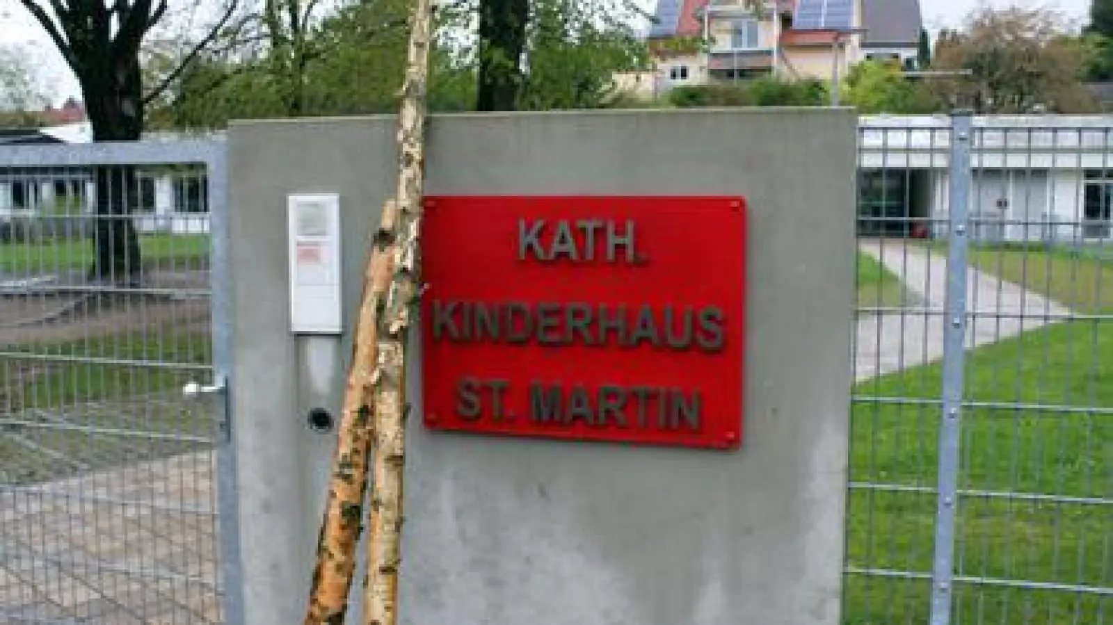 Die Kinder   des Kinderhauses St. Martin und ihre Eltern dürfen sich freuen. Vor ihrer Einrichtung darf bald nur noch mit Tempo 30 gefahren werden. 	Foto: Tanja Marsal (Foto: Tanja Marsal)