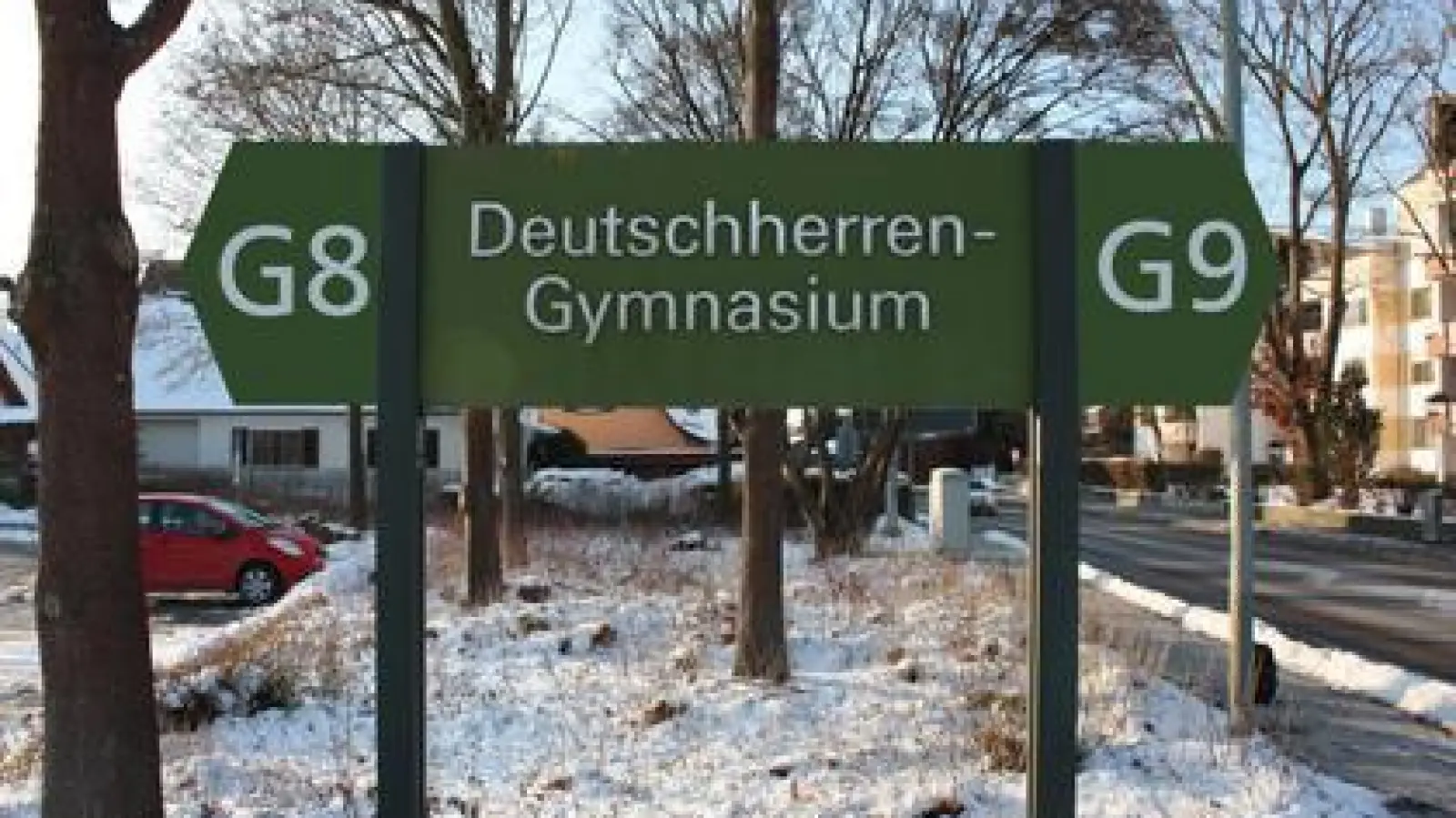 Nicht nur am Aichacher Deutschherren-Gymnasium   wird derzeit über das G8 und G9 diskutiert. 	Fotomontage: Johannes Heim (Fotomontage: Johannes Heim)