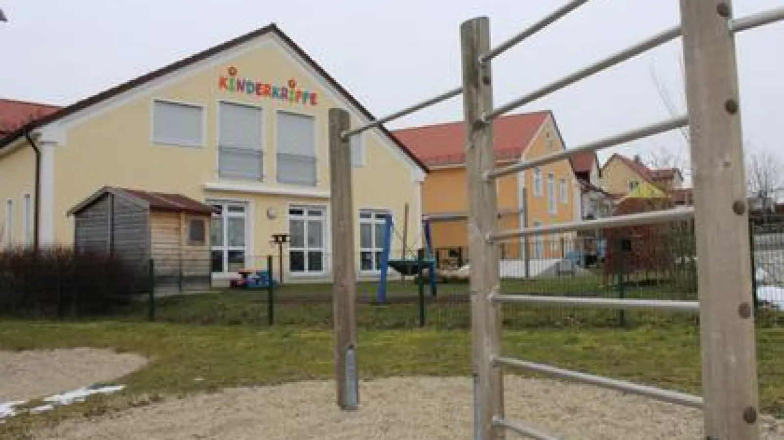 Die Kinderkrippe  und der Kindergarten (rechts) in Sielenbach. In das Obergeschoss des Kindergartens wird eine zweite Krippengruppe kommen. 	Foto: Berndt Herrmann (Foto: Berndt Herrmann)