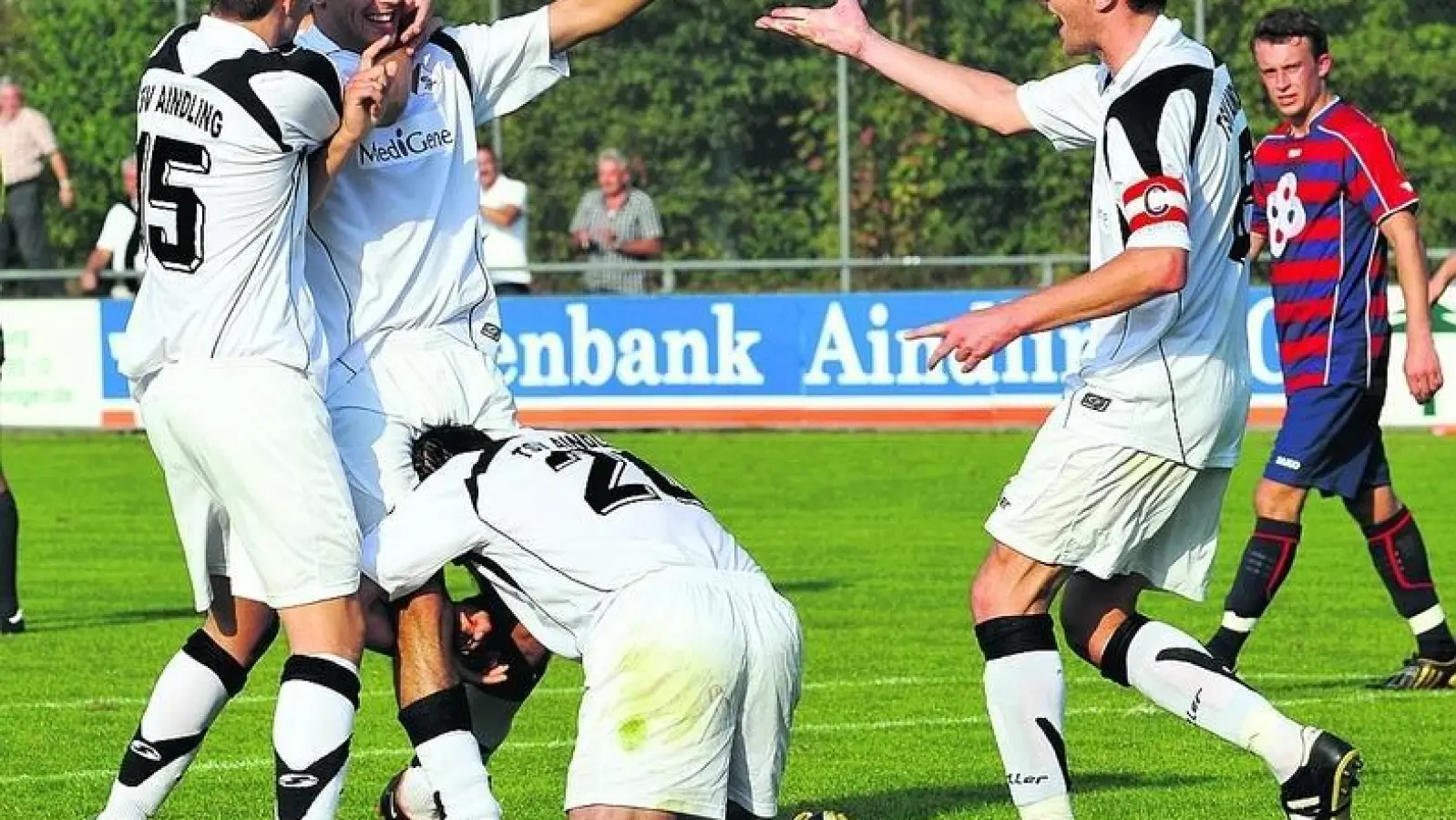 &lt;p&gt; &lt;x_bildunterschr&gt; &lt;b&gt;Franz Hübl, &lt;/b&gt; Florian Hönisch (auf Knien) und Kapitän Tobias Völker feiern Sergej Scheifel, der mit seinem ersten Bayernligator den Sieg des TSV Aindling über Bad Kötzting besiegelte. &lt;tab/&gt;Foto: Kerpf &lt;tab/&gt; &lt;/x_bildunterschr&gt; &lt;/p&gt;