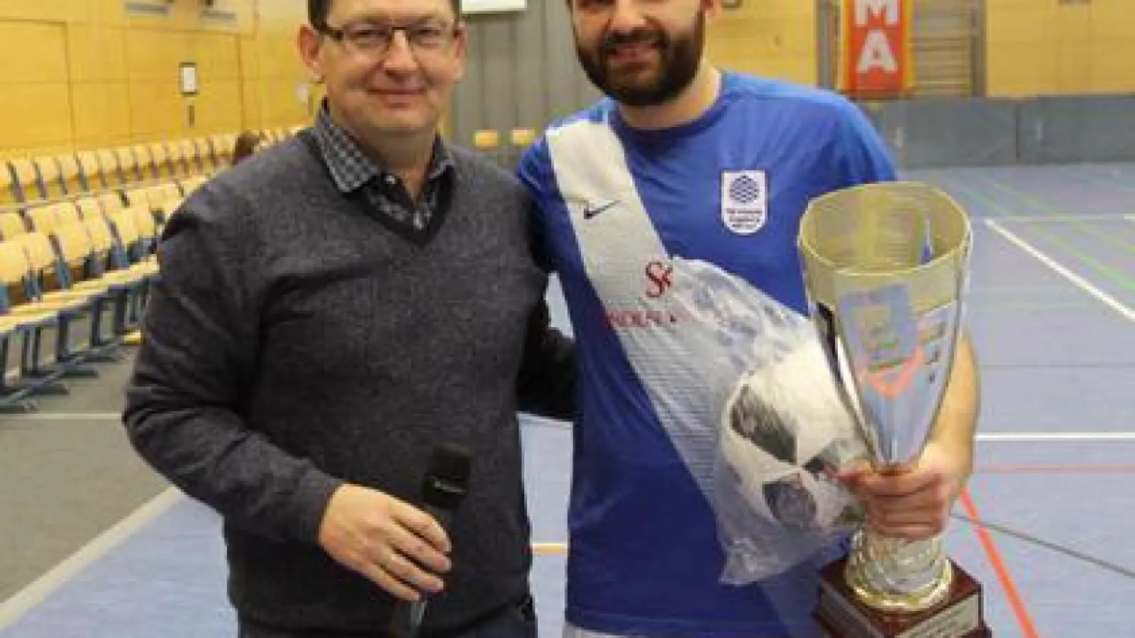 Christian Jenik   nahm von Turnierleiter Günther Behr den Siegerpott entgegen. Die TG Viktoria Augsburg gewann am Samstag in Dasing die Futsal-Meisterschaft.	Fotos: Reini Rummel (Fotos: Reini Rummel)