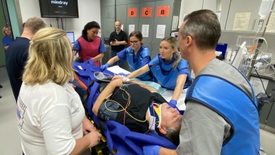 Trainieren unter realen Bedingungen: Das Team der Notaufnahme der beiden Standorte der Kliniken an der Paar bei einer Fortbildung zu verschiedenen Notfall-Szenarien. (Foto: Philipp Reger)