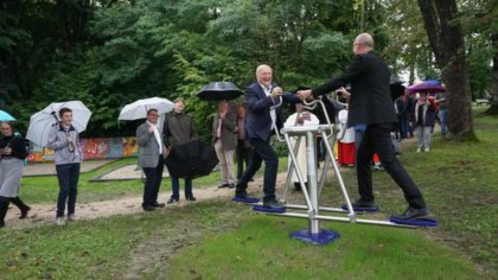 Bürgermeister Tomas Zinnecker  und Landrat Klaus Metzger probierten die Geräte gleich aus.	Foto: Sofia Brandmayr (Foto: Sofia Brandmayr)