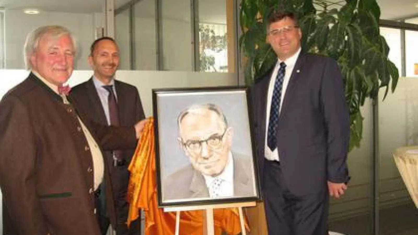 Bei der Enthüllung des Porträts:   Gerhard Gerstenhöfer, Bürgermeister Anton Kerle und Landrat Stefan Löwl (von links).	Foto:     	Gisela Huber (Foto: Gisela Huber)