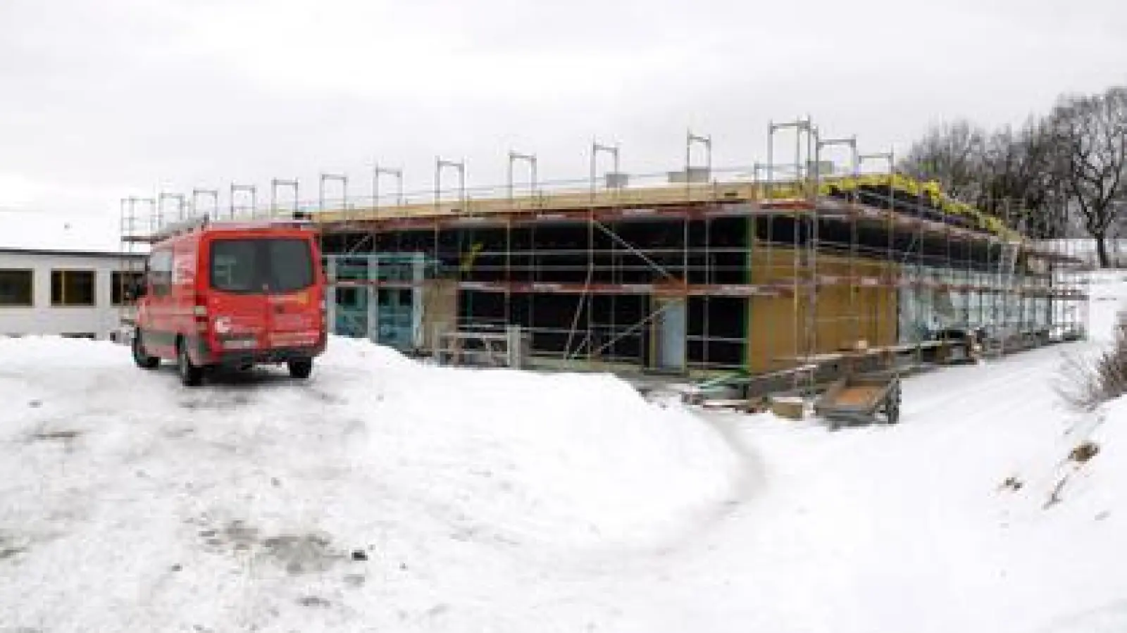 Der Bau der neuen Turnhalle   an der Realschule in Bergen schreitet planmäßig voran. Der Rohbau steht, der Innenausbau läuft. Zum Schuljahresbeginn 2017/18 soll sie übergeben werden. 	Foto: Josef Abt (Foto: Josef Abt)