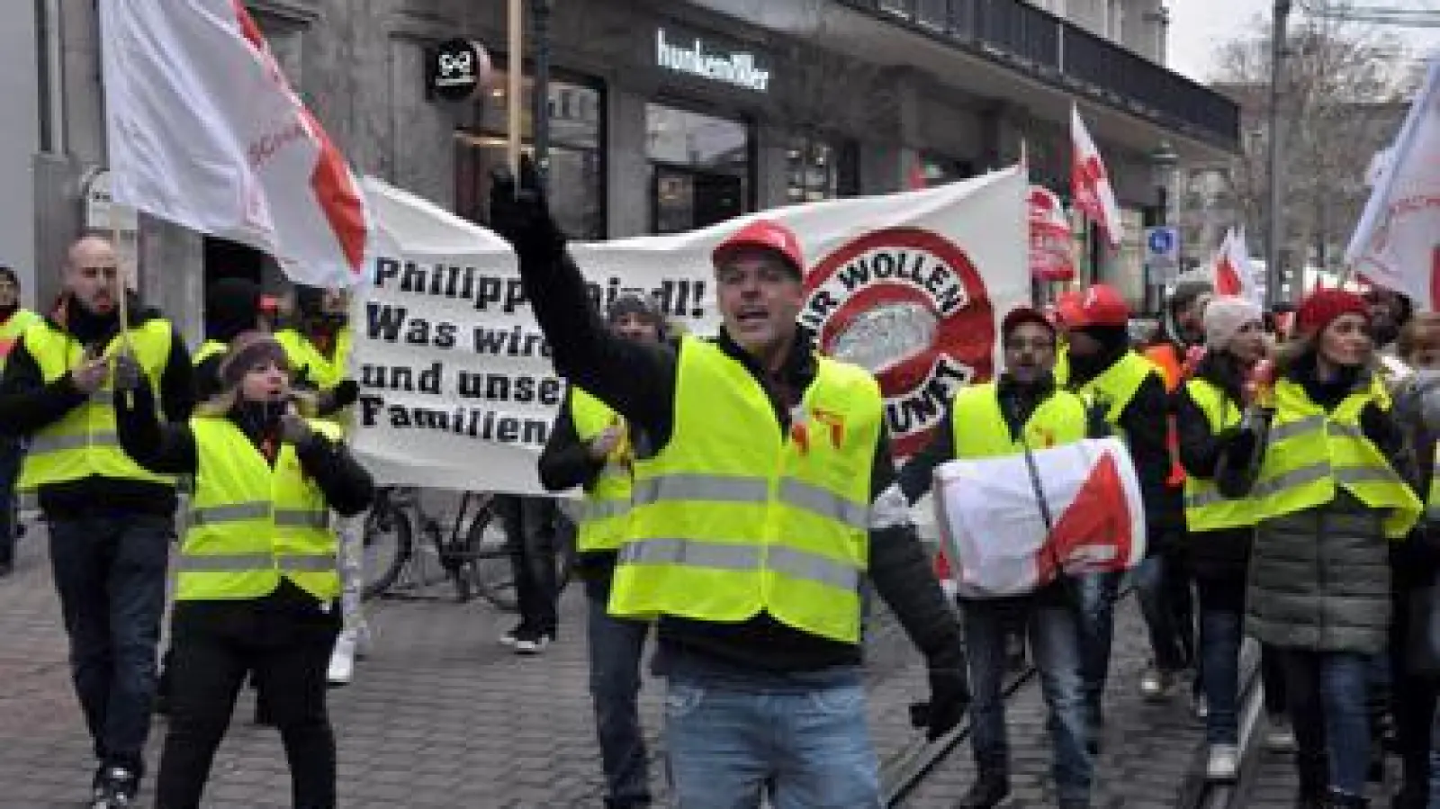 Bereits am vergangenen Freitag   demonstrierten Mitarbeiter der insolventen Gersthofer Backbetriebe in Augsburg. Heute folgt eine Gedenkveranstaltung. 	Foto: Partick Bruckner (Foto: Partick Bruckner)