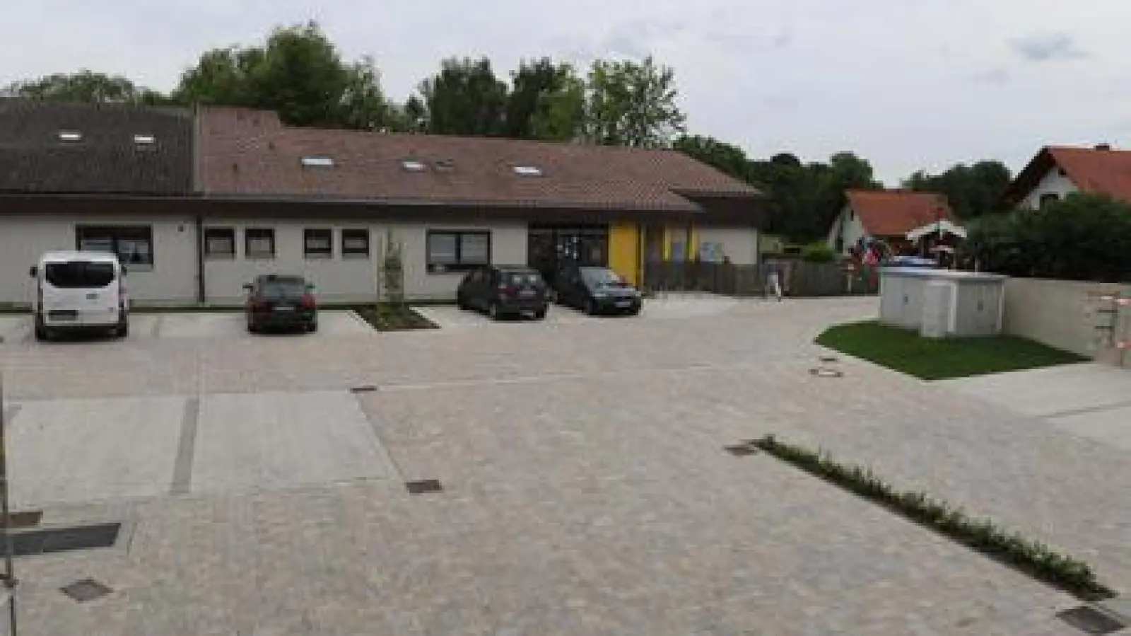 Der Platz zwischen Rat- und Kinderhaus   wurde gepflastert. Das kostete fast 140 000 Euro. 	Foto: Erich Hoffmann (Foto: Erich Hoffmann)