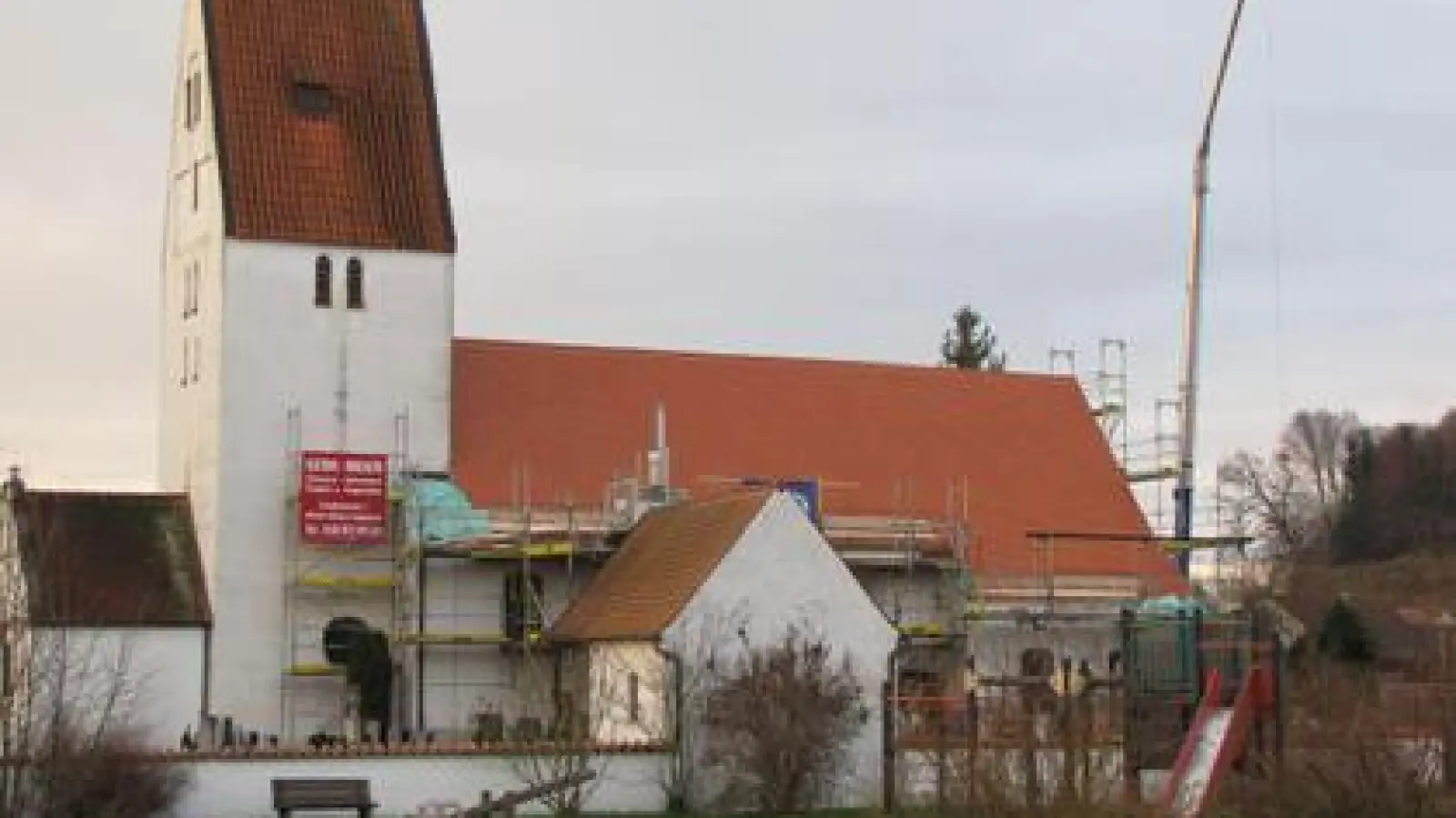 Der erste Bauabschnitt  der Sanierung der Unterschneitbacher Pfarrkirche ist praktisch abgeschlossen. Das Dach des Langschiffs ist neu eingedeckt. Im nächsten Jahr kommt der Turm an die Reihe.	Foto: Robert Edler (Foto: Robert Edler)