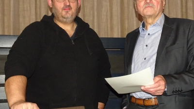 Sebastian Goller gab Tipps, für die Stückauswahl, Michael Schmidberger (rechts) blickte bei der Amateurtheatertagung auf die vergangene Spielzeit zurück.  (Foto: Brigitte Glas)