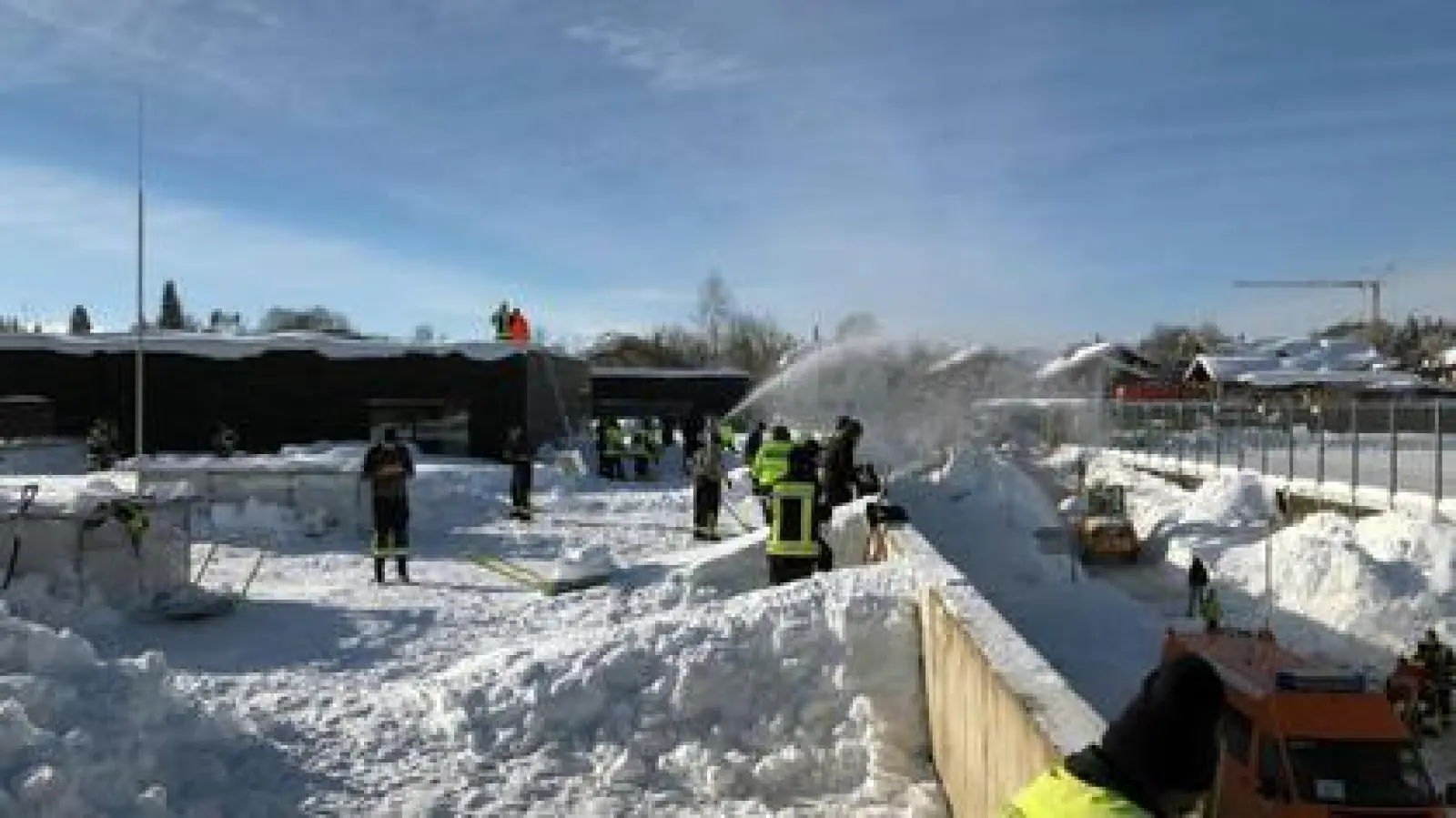 Improvisierte „Schanzen”   halfen der Altomünsterer Feuerwehr beim Abtransport des vielen Schnees. 	Foto: Josef Schweighart (Foto: Josef Schweighart)