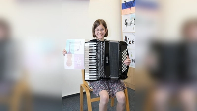 Teresa Lenz   erspielte mit ihrem Akkordeon beim Musikwettbewerb am Gymnasium in ihrer Altersklasse den ersten Preis. 	Foto: Ines Speck (Foto: Ines Speck)