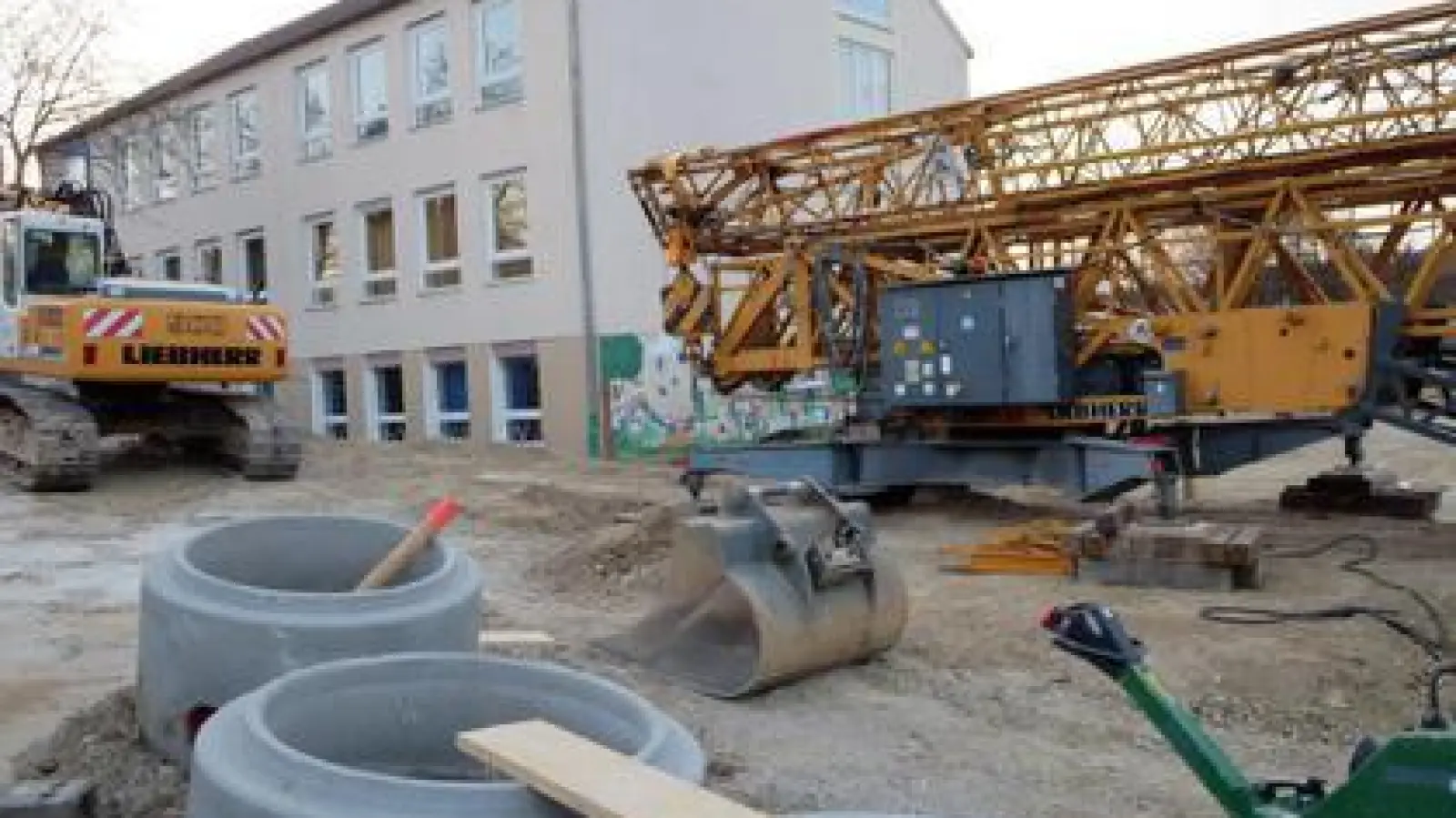 Große „Spielzeuge”  befinden sich derzeit vor dem Kindergarten in Obergriesbach. Die Bauarbeiten für den Neubau haben begonnen.   	Foto: Alfred Haas (Foto: Alfred Haas)