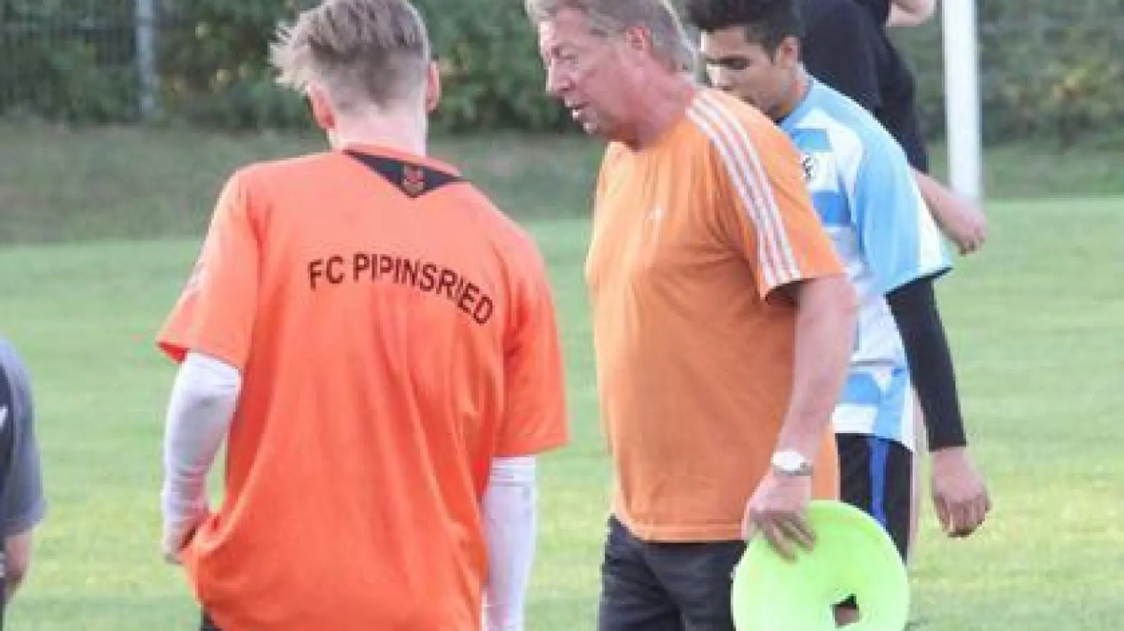 „Alle erst einmal kennen lernen”,   will der neue FCP-Coach Bernd Weiß (rechts), hier im Gespräch mit Ex-Profi Denny Herzig.	Foto: hok (Foto: hok)
