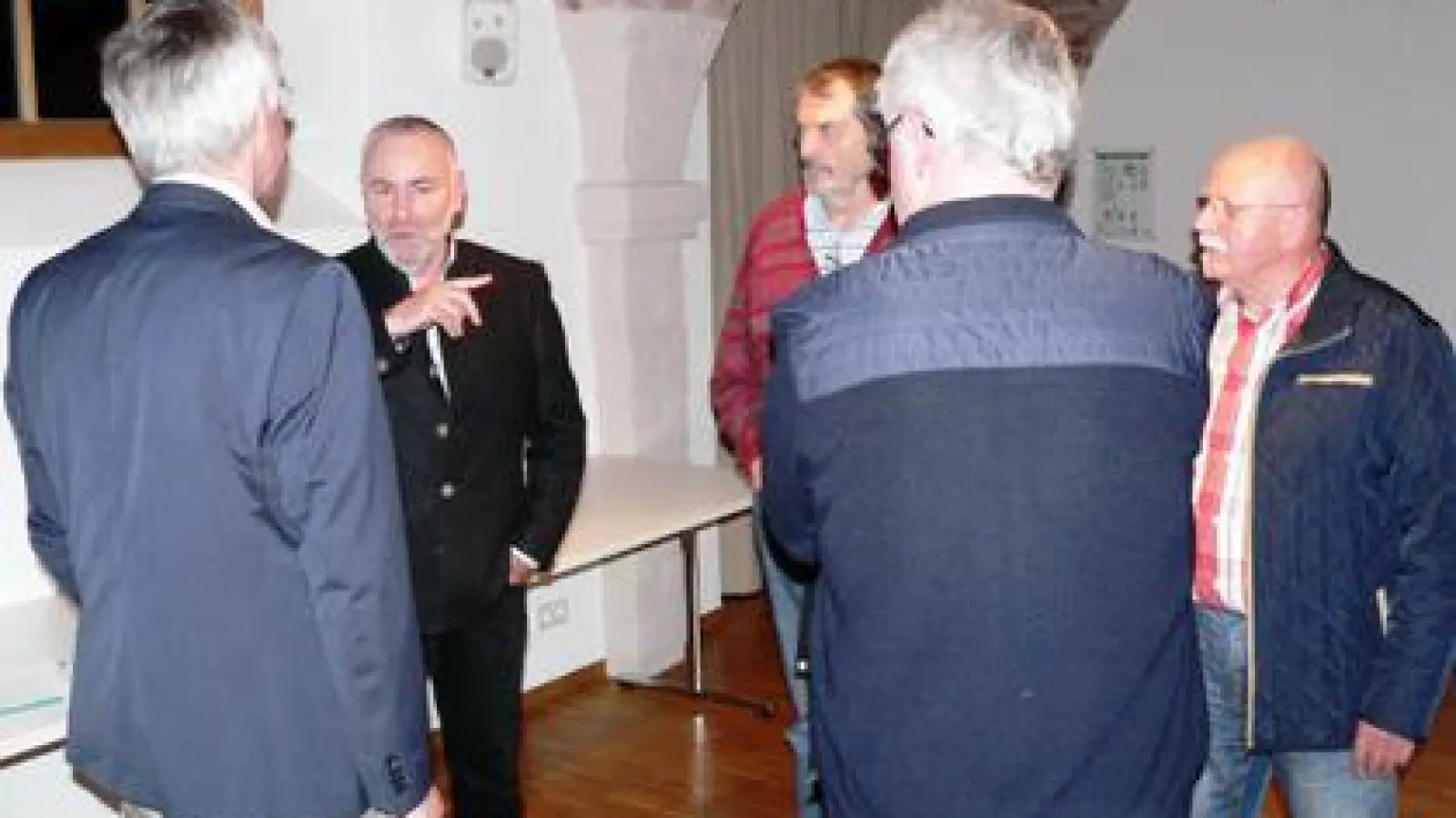Referent Franz Josef Merkl   (Zweiter von links) im Gespräch mit Besuchern des Vortragsabends.	Foto: Andreas Alt (Foto: Andreas Alt)