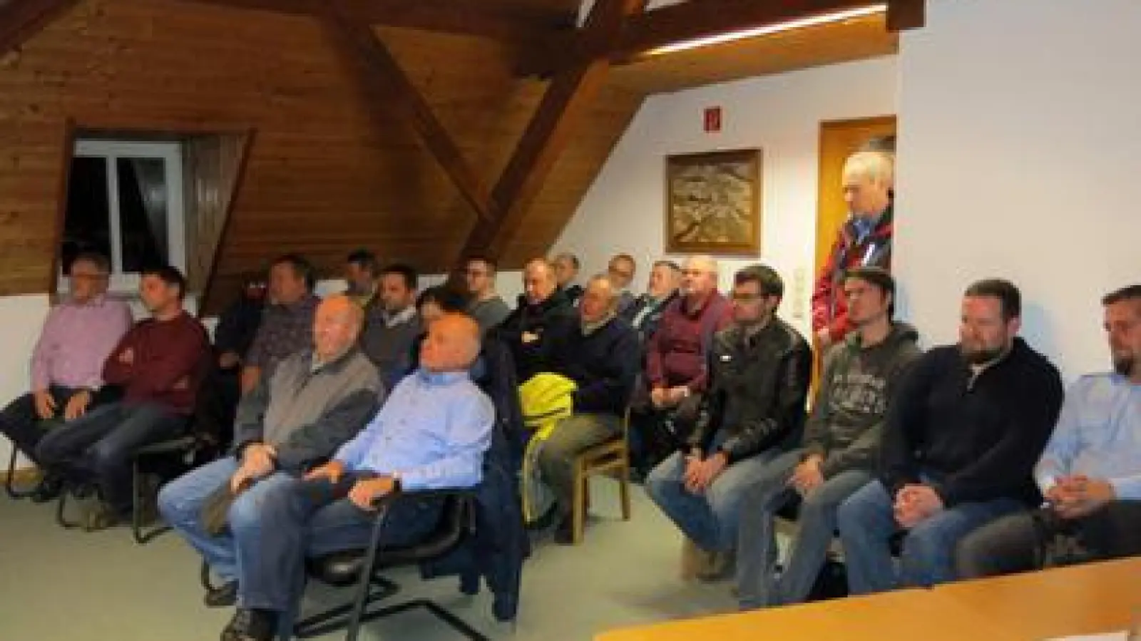 Für die 35 Zuhörer , die einen Rekordbesuch bei einer Gemeinderatssitzung in Hilgertshausen-Tandern bedeuteten, reichten die Stühle im Sitzungssaal nicht aus.	Foto: Josef Ostermair (Foto: Josef Ostermair)