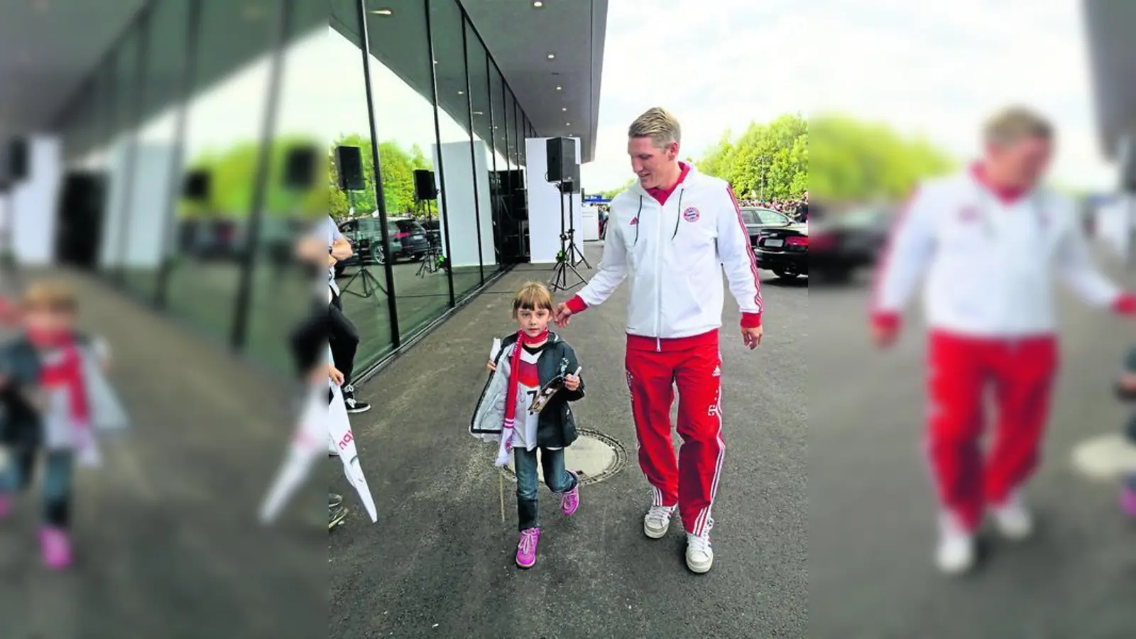 &lt;p&gt; &lt;x_bildunterschr&gt; &lt;b&gt;Die sechsjährige Jenny Grünwald  &lt;/b&gt;aus Schiltberg hatte am vergangenen Samstag in Neuburg ein tolles Erlebnis. Die FC-Bayern-Stars Bastian Schweinsteiger und Thomas Müller kümmerten sich im Rahmen der Dienstwagenübergabe von Audi rührend um die kleine Jenny.     Foto: privat &lt;/x_bildunterschr&gt; &lt;/p&gt;