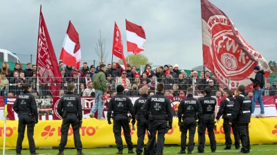 <b>Die Polizei</b> hatte das Totopokal-Halbfinale als Risikospiel eingestuft. Der Gästekäfig ist bei den Ligaspielen des FC Pipinsried nicht abgeriegelt.  (Foto: Manfred Schalk)