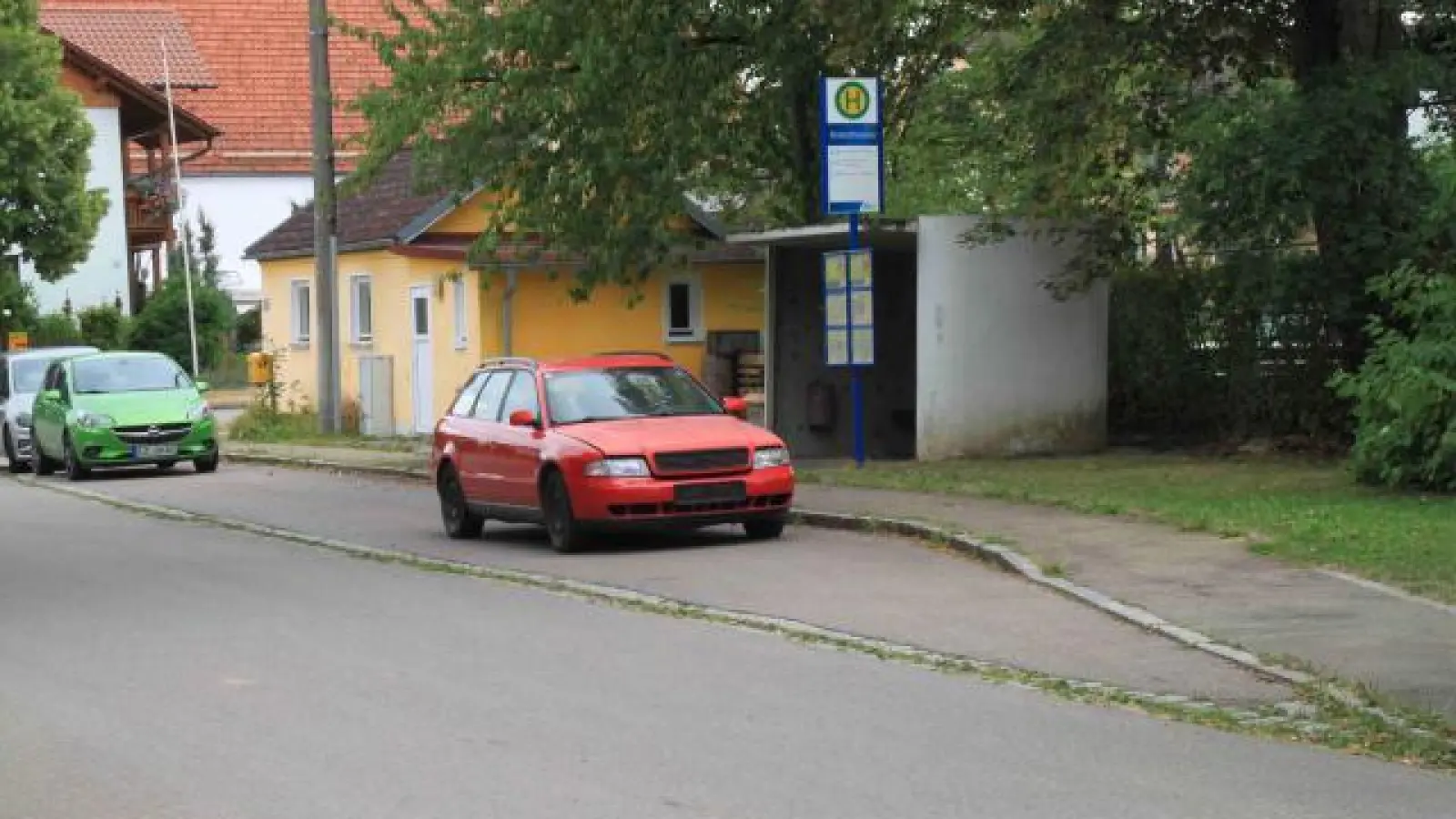 Lange stand dieses Auto   an der Ortsstraße in Osterzhausen. Inzwischen ist es an die Bushaltestelle „umgezogen”. 	Foto: Willi Wagner (Foto: Willi Wagner)