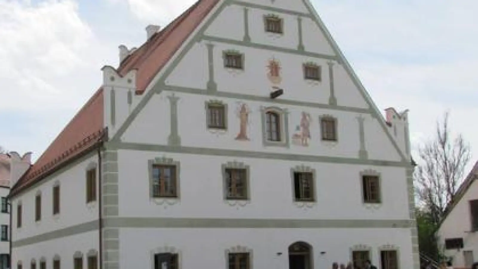Für das renovierte Wirtshaus am Erdweg   sucht die Gemeinde Erdweg jetzt einen neuen Pächter. 	Foto: Archiv Franz Hofner (Foto: Archiv Franz Hofner)