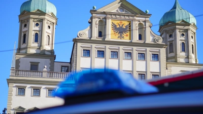 Am Rathausplatz haben zwei Unbekannte einen 31-Jährigen angegriffen und ihm die Kopfhörer weggenommen. (Symbolfoto: Maximilian Tauch)