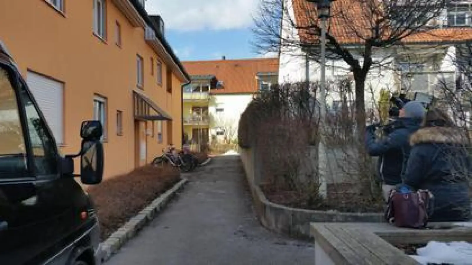 In einer Wohnung in diesem Haus in Petershausen fanden Polizeibeamte am Montagnachmittag die Leichen von zwei Frauen aus Dachau. Sie fielen ganz offensichtlich einem Gewaltverbrechen zum Opfer. Ein Tatverdächtiger wurde gestern festgenommen.