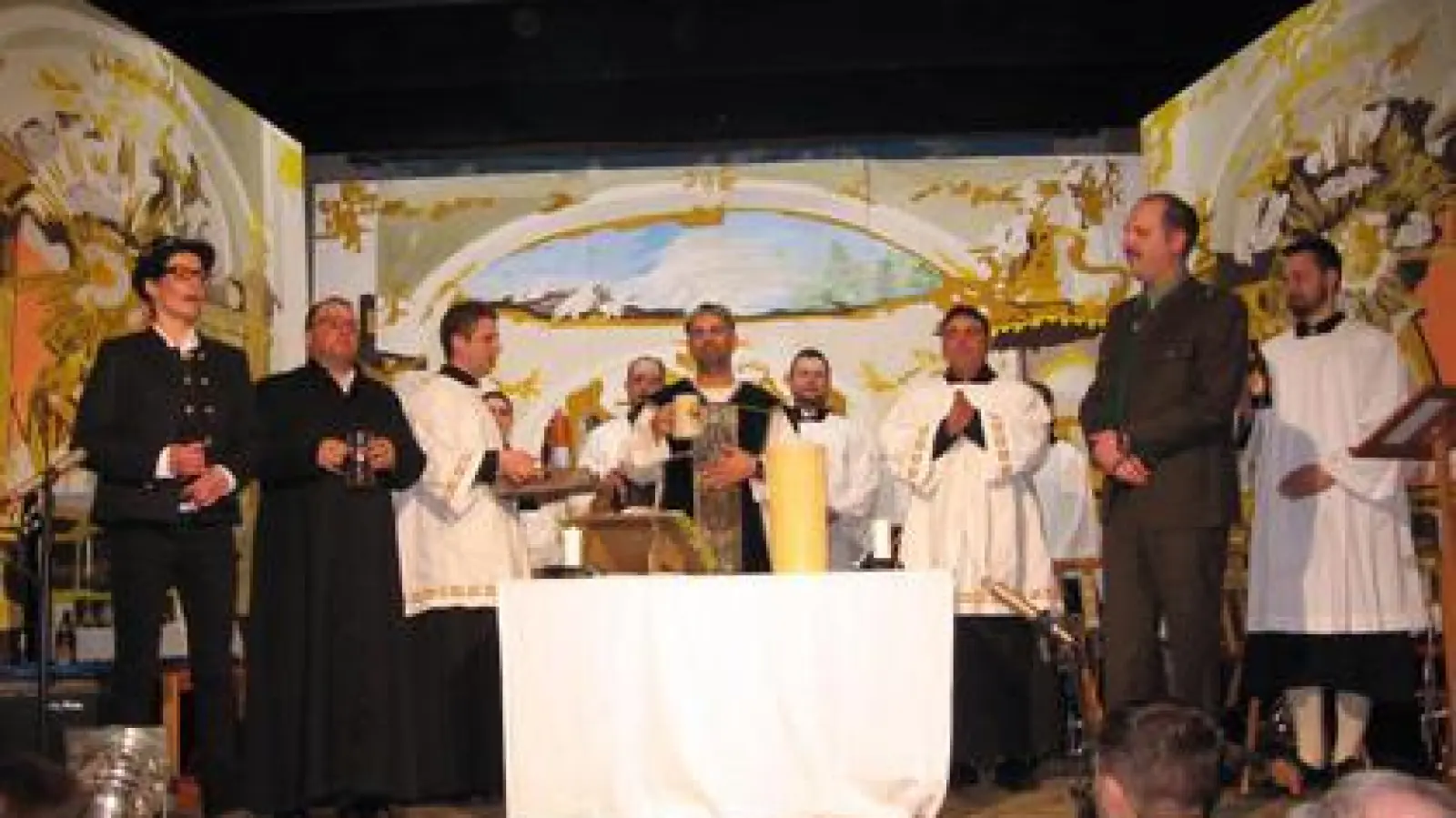 Pater Michael   feierte die Bock-Messe im Kreise seiner frommen Mit-Derblecker.	Fotos: Gisela Huber (Fotos: Gisela Huber)
