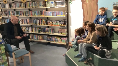 Auch Bürgermeister Xaver Ziegler beteiligte sich am Vorlesetag an der Hollenbacher Schule - mit den Lausbubengeschichten über Michel aus Lönneberga. (Foto: Jasmin Steinbeck)