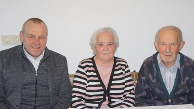 <b>Seinen 90. Geburtstag</b>feierte Martin Ettinger aus Todtenweis. Im Bild das Ehepaar Johanna und Martin Ettinger zusammen mit Bürgermeister Konrad Carl. (Foto: Sofia Brandmayr)