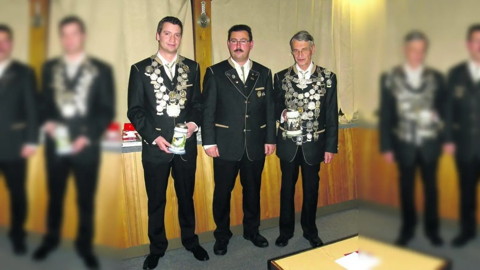 &lt;p&gt; &lt;x_bildunterschr&gt; &lt;b&gt;Schützenmeister Hellmut Schwarzer  &lt;/b&gt;(Mitte) präsentierte die neuen Könige der Tell-Schützen: LP-König Michael Feiger (links) und LG-König Wilfried Gaßner (rechts). &lt;tab/&gt;Foto: rmü &lt;/x_bildunterschr&gt; &lt;/p&gt;