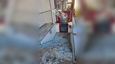 <b>Glasscheiben</b> an einem Abgang am Kissinger Rathaus wurden in der Silvesternacht zerstört.  (Foto: Polizei Friedberg)