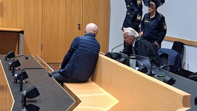 Der Angeklagte Gerhard B. berät sich vor Verhandlungsbeginn mit seinem Verteidiger Walter Rubach, der die Frage nach der Schuldfähigkeit seines Mandanten stellen will.	 (Foto: Markus Höck)