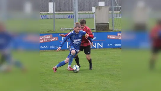 Um jeden Punkt kämpfen muss der VfL Ecknach (links: Manfred Glas) um den Klassenerhalt in der Bezirksliga Nord einzufahren.  (Foto: Willi Baudrexl)
