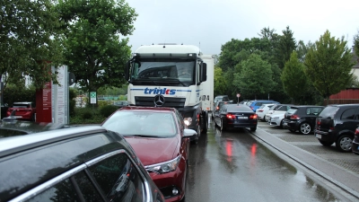 <b>Etwas chaotisch</b> präsentierte sich am Montagvormittag der Verkehr in Aichach. Weil die Franz-Beck-Straße komplett gesperrt war, suchten sich Autofahrer selbst eine Umleitung, zum Beispiel über die Sudetenstraße. (Foto: Bastian Brummer)
